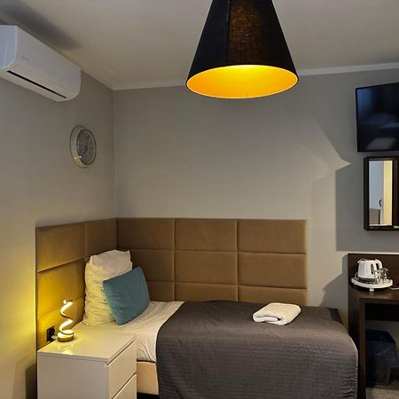 B&M Guesthouse 오시비엥침 외부 사진
