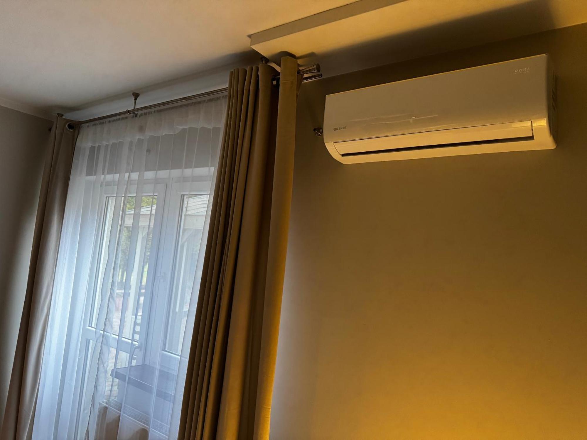 B&M Guesthouse 오시비엥침 외부 사진