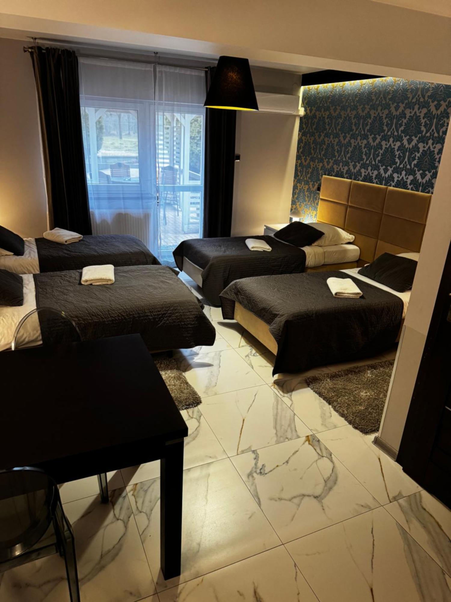 B&M Guesthouse 오시비엥침 외부 사진