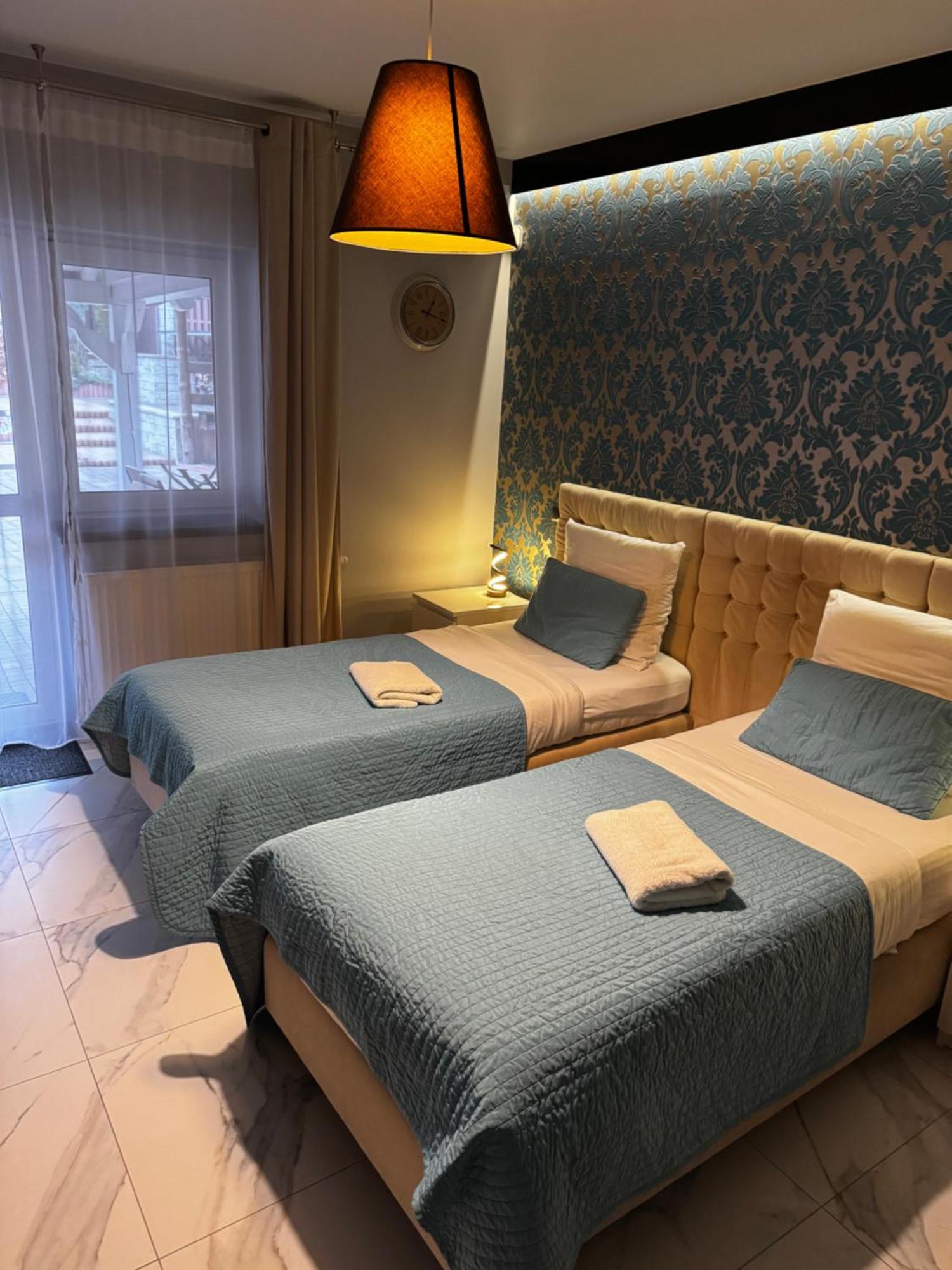 B&M Guesthouse 오시비엥침 외부 사진